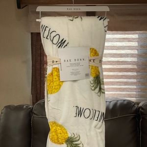 “Welcome” pineapple soft cozy throw🍍🤍